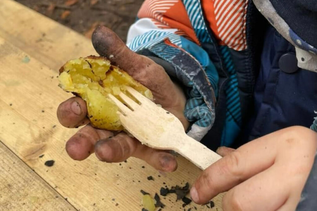 Waldkita Martin Luther: Kartoffeln über dem Lagerfeuer gebacken
